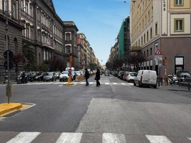 Locale Commerciale in vendita a Municipalità 2, Campania