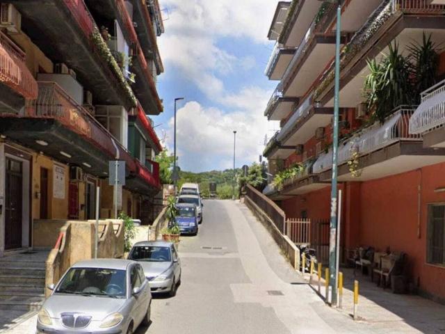 Locale Commerciale in vendita a Astroni, Pianura