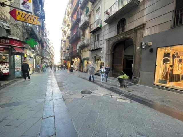 Locale Commerciale in vendita a Municipalità 1, Campania