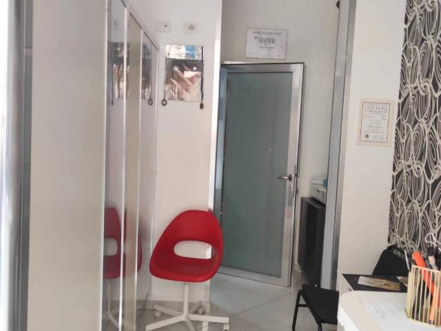 Locale Commerciale in vendita a Municipalità 4, Campania