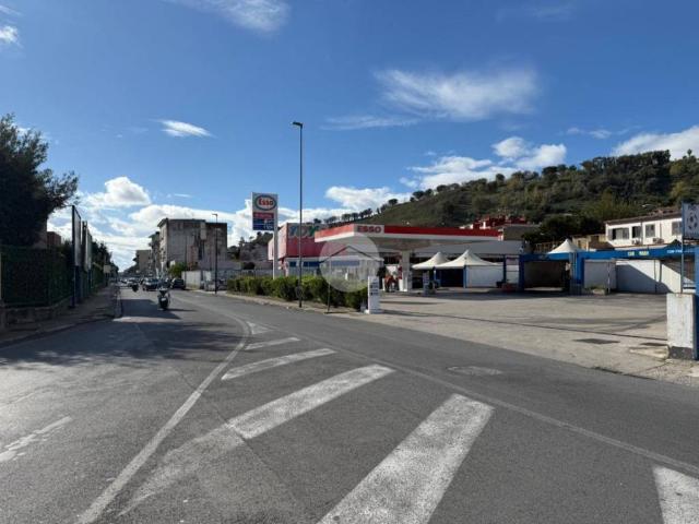 Locale Commerciale in vendita a Municipalità 10, Campania