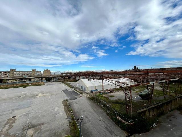 Locale Commerciale in vendita a Municipalità 6, Campania