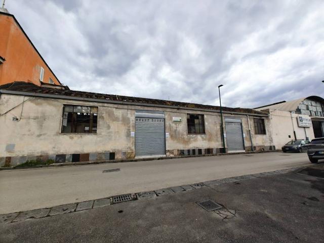 Locale Commerciale in vendita a Municipalità 7, Campania