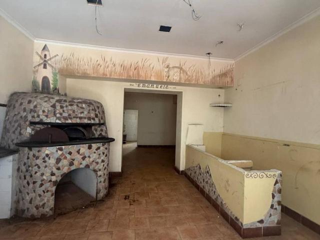 Locale Commerciale in vendita a Camaldoli, Campania