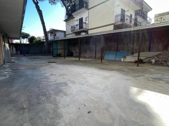 Locale Commerciale in vendita a Municipalità 7, Miano