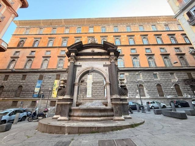 Locale Commerciale in vendita a Municipalità 4, Campania