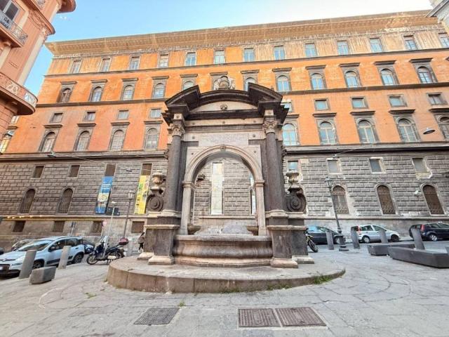 Locale Commerciale in vendita a Municipalità 4, Campania