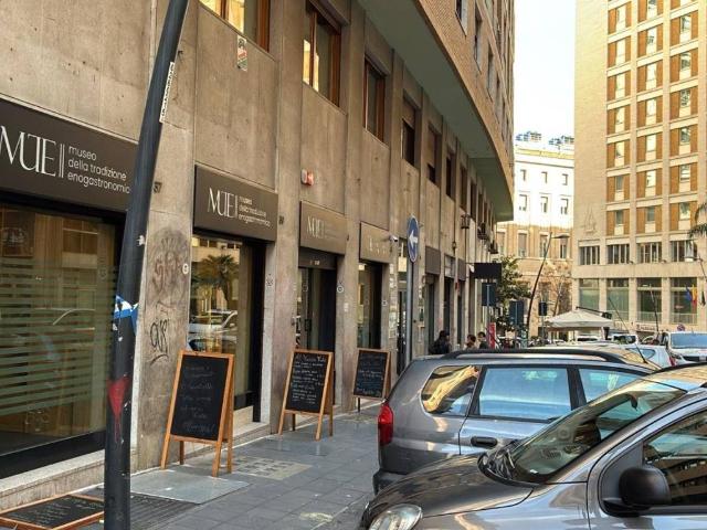 Locale Commerciale in vendita a Municipalità 2, Campania