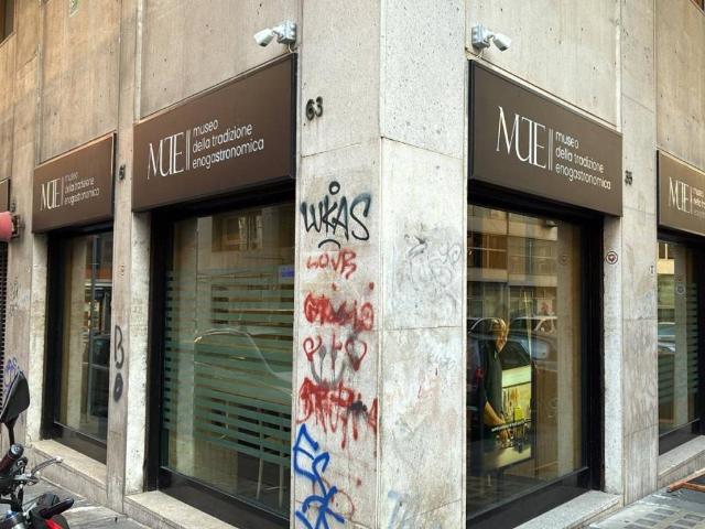 Locale Commerciale in vendita a Municipalità 2, Campania