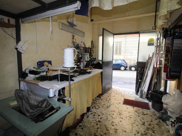 Locale Commerciale in vendita a Municipalità 3, Campania