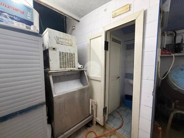 Locale Commerciale in vendita a Municipalità 10, Campania