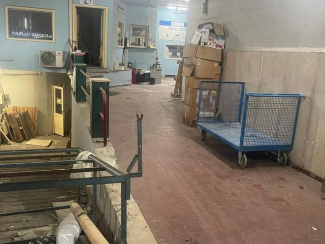 Locale Commerciale in vendita a Municipalità 4, Campania