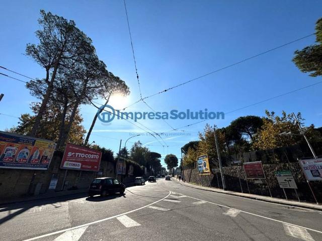 Locale Commerciale in vendita a Paratina, Campania
