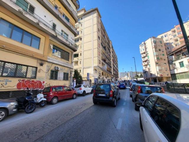 Locale Commerciale in vendita a Municipalità 10, Campania