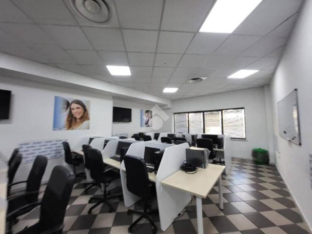 Locale Commerciale in vendita a Municipalità 10, Campania