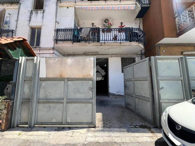 Locale Commerciale in vendita a Municipalità 6, Campania