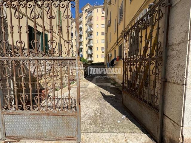 Locale Commerciale in vendita a Municipalità 10, Campania