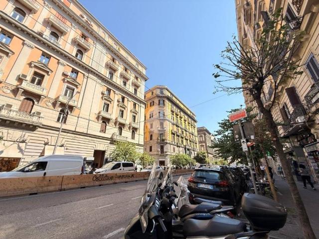Locale Commerciale in vendita a Municipalità 2, Campania