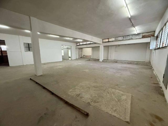Locale Commerciale in vendita a Municipalità 3, Campania