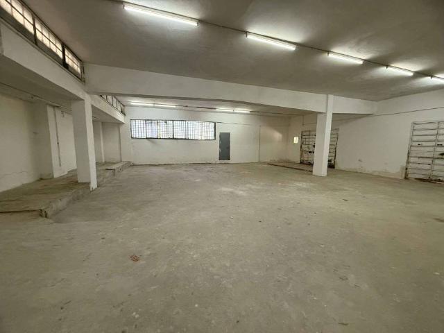 Locale Commerciale in vendita a Municipalità 3, Campania