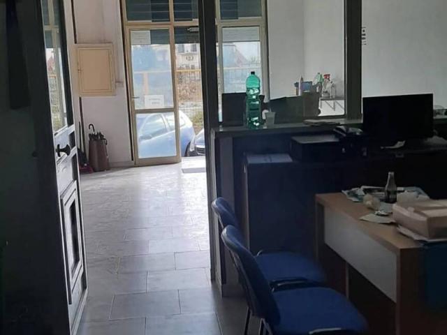 Locale Commerciale in vendita a Astroni, Pianura