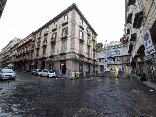 Locale Commerciale in vendita a Municipalità 4, Campania