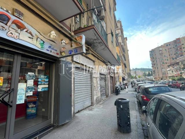 Locale Commerciale in vendita a Municipalità 10, Campania
