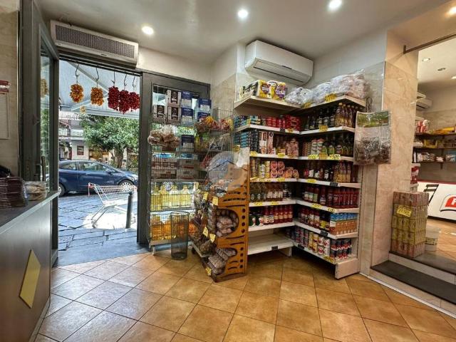 Locale Commerciale in vendita a Municipalità 4, Campania