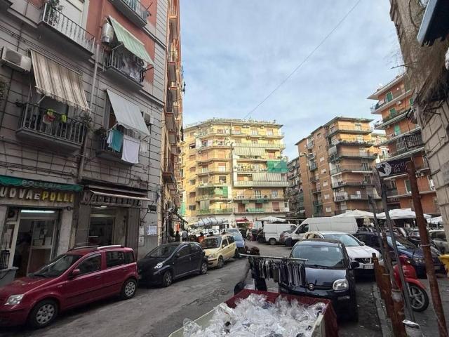 Locale Commerciale in vendita a Municipalità 3, Campania
