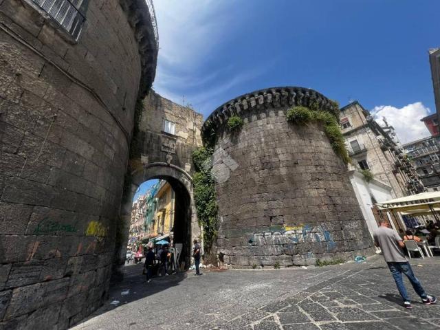 Locale Commerciale in vendita a Municipalità 2, Mercato