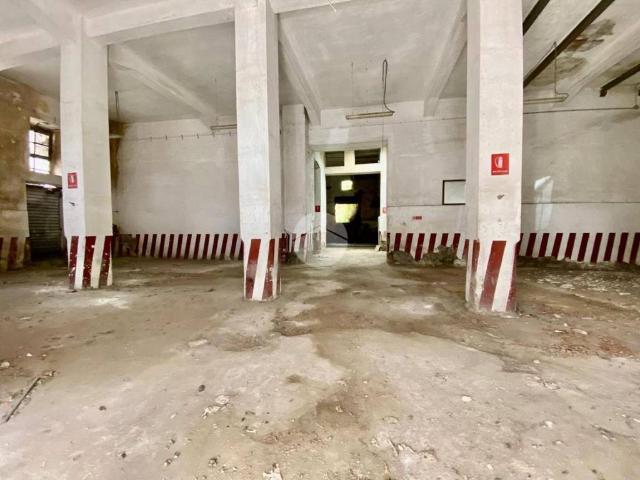 Locale Commerciale in vendita a Municipalità 3, Campania