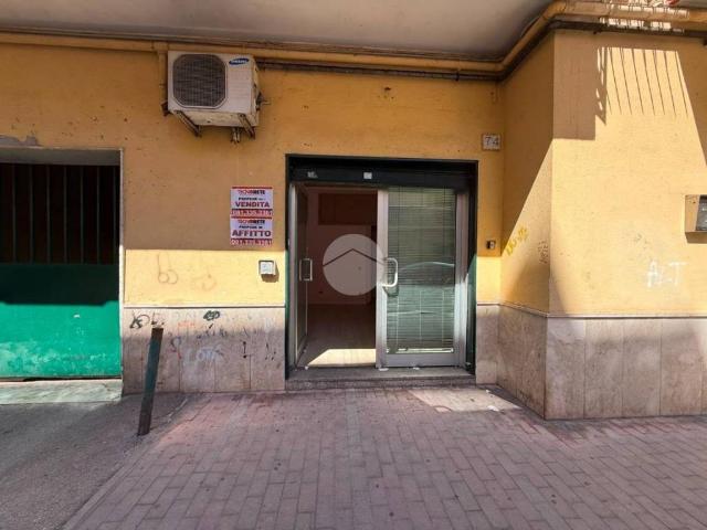 Locale Commerciale in vendita a Astroni, Pianura