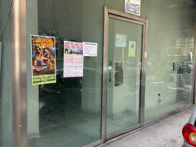 Locale Commerciale in vendita a Municipalità 10, Campania