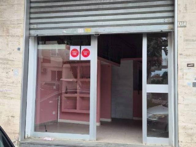 Locale Commerciale in vendita a Municipalità 3, Campania