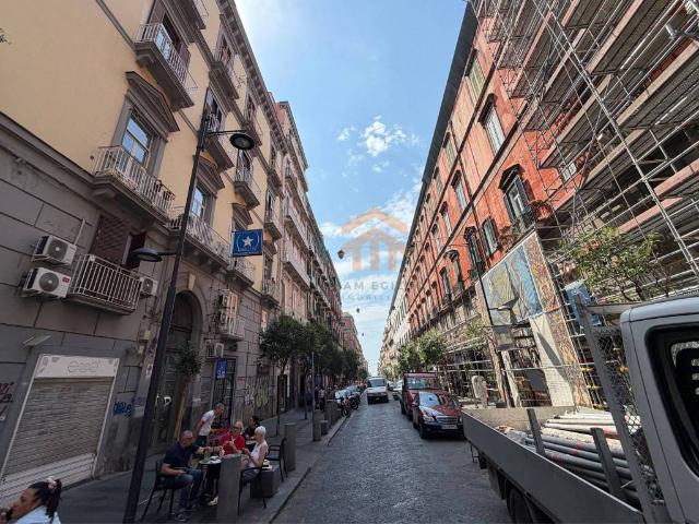 Locale Commerciale in vendita a Municipalità 4, Campania