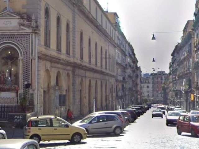 Locale Commerciale in vendita a Municipalità 4, Campania