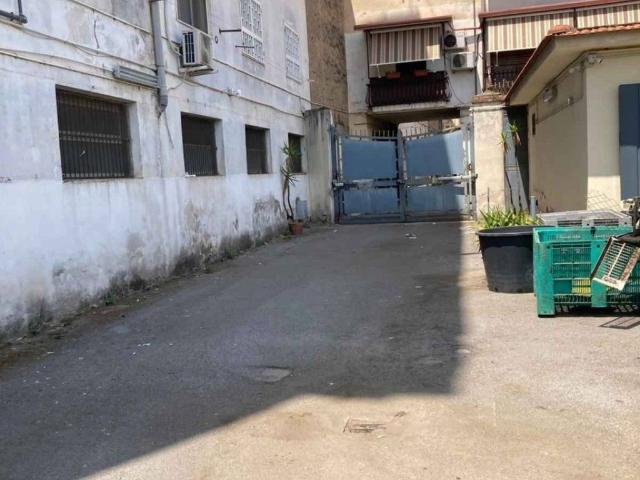 Locale Commerciale in vendita a Campania