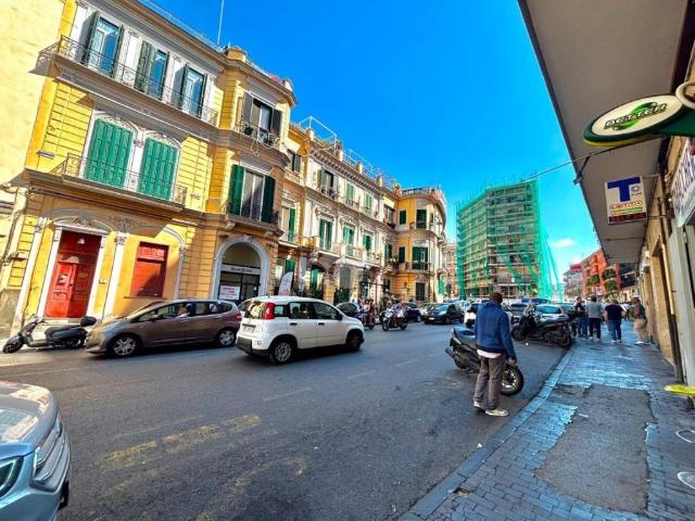 Locale Commerciale in vendita a Municipalità 1, Campania