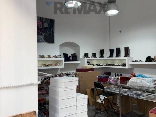 Locale Commerciale in vendita a Municipalità 2, Mercato