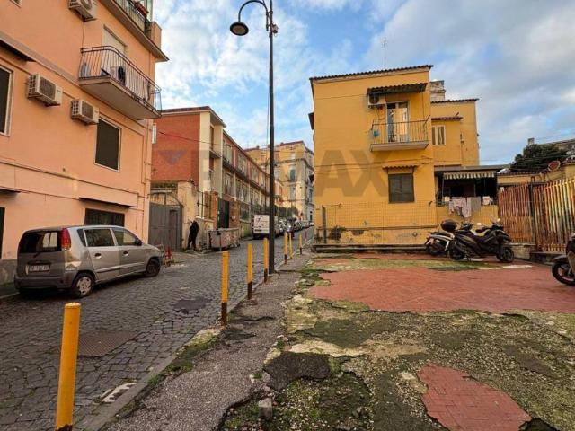 Locale Commerciale in vendita a Municipalità 3, Campania
