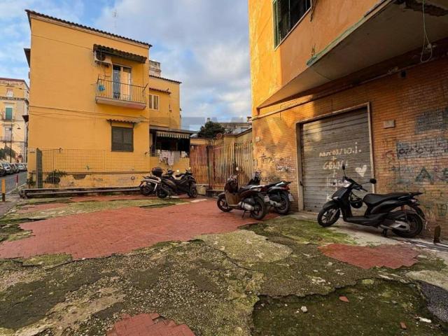 Locale Commerciale in vendita a Municipalità 3, Campania