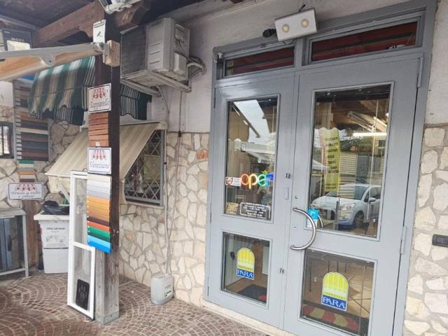 Locale Commerciale in vendita a Astroni, Pianura
