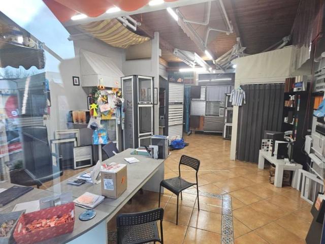 Locale Commerciale in vendita a Astroni, Pianura