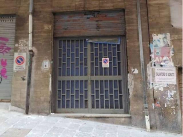 Locale Commerciale in vendita a Municipalità 4, Campania