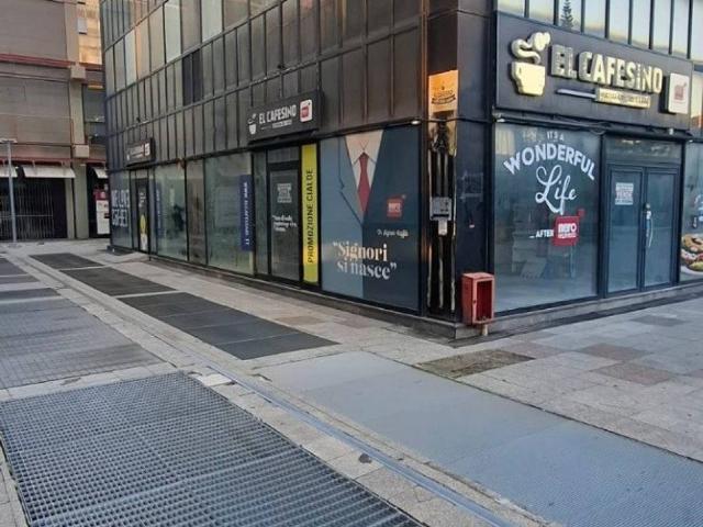 Locale Commerciale in vendita a Municipalità 4, Campania