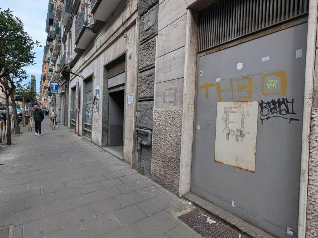 Locale Commerciale in vendita a Municipalità 4, Campania