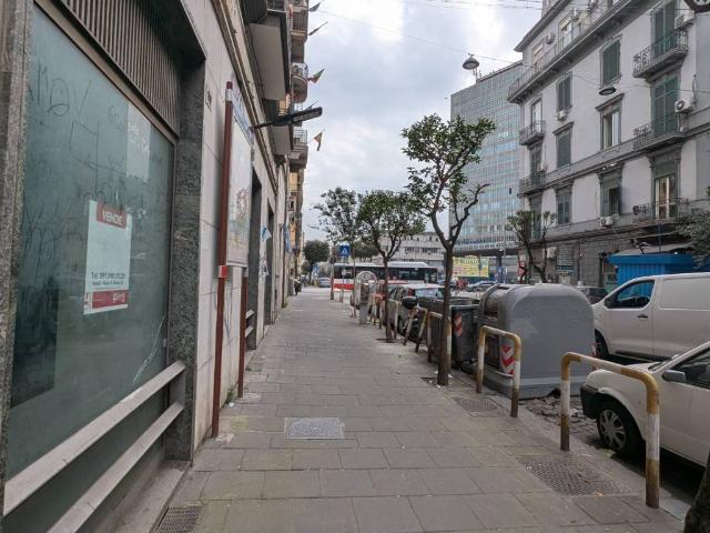 Locale Commerciale in vendita a Municipalità 4, Campania