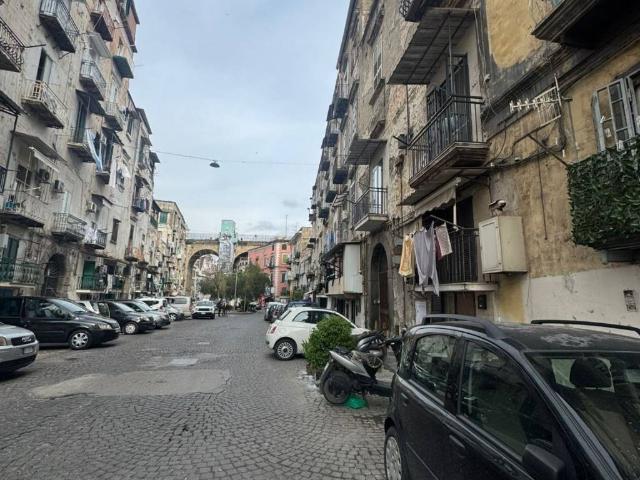 Locale Commerciale in vendita a Municipalità 3, Campania