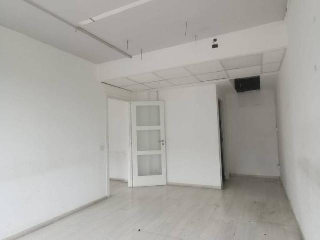 Locale Commerciale in vendita a Municipalità 4, Campania