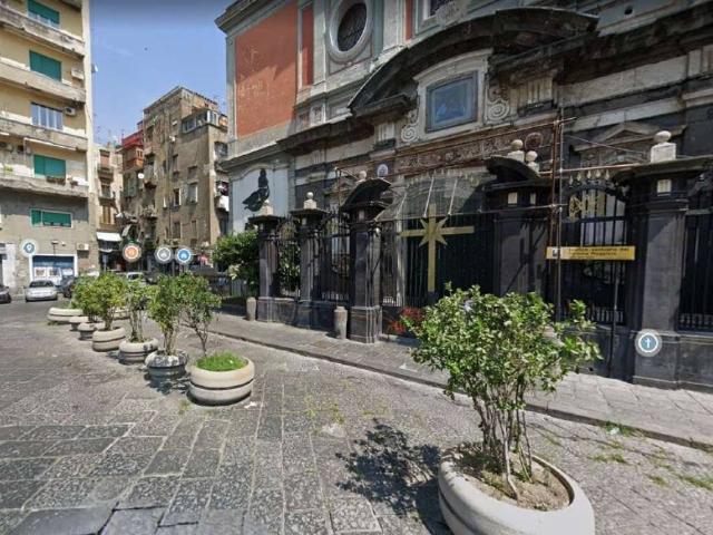 Locale Commerciale in vendita a Municipalità 2, Mercato